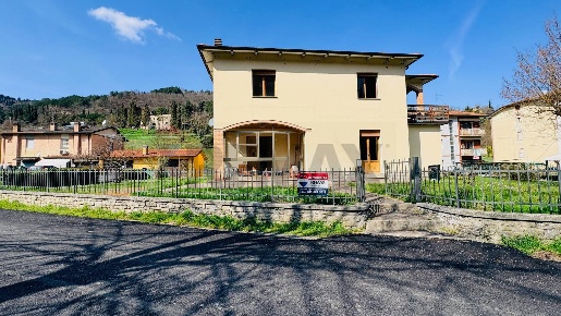 Foto Case semi ndipendenti in VIA MAZZINI 12, Tredozio di 239 m² in vendita