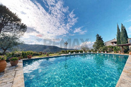 Foto Villa unifamiliare in via San Bernardino 26, Bettona di 490 m²