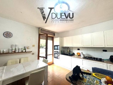 Foto Villa a schiera in Via Berni, Pietrasanta di 150 m² con 7 locali