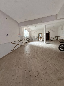 Foto Locale commerciale in Via Cavaliere Carbonara 26, Triggiano di 130 m²