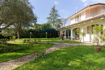 Foto Villa unifamiliare in Via delle Sorgenti, San Giuliano Terme di 430 m²