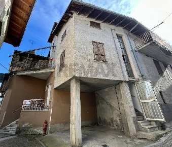 Foto Casa indipendente a Artogne Centro di 293 m² con 8 locali in vendita