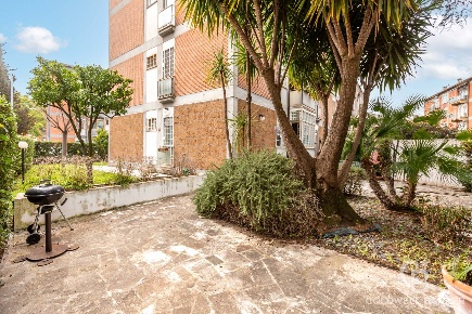 Foto Appartamento in Via Annibale De Gasparis, Roma di 180 m² con 4 locali