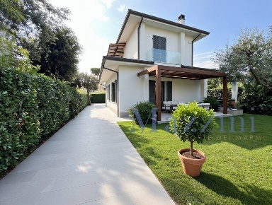 Foto Villa unifamiliare in via de grada, Forte dei Marmi Vittoria Apuana
