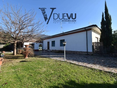 Foto Case semi ndipendenti in Via Cascine, Seravezza di 135 m² con 5 locali