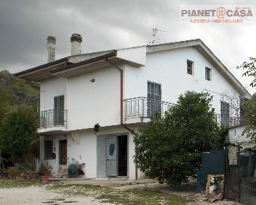 Foto Casa indipendente in Via Tronto, Ancarano di 200 m² con 6 locali