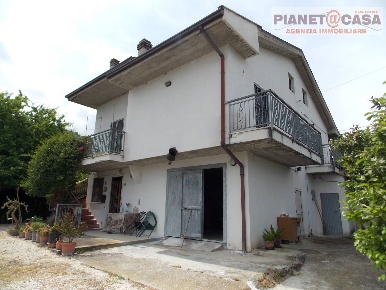 Foto Casa indipendente in Via Tronto, Ancarano di 200 m² con 6 locali