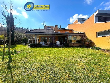 Foto Villa unifamiliare in viale bovio, Teramo di 361 m² con 13 locali