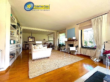 Foto Villa unifamiliare in viale bovio, Teramo di 361 m² con 13 locali