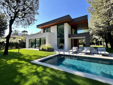 Foto Villa unifamiliare in Via Leonardo da Vinci, Forte dei Marmi di 200 m²