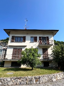 Foto Case semi ndipendenti in VIA VITTORIO VENETO 42, Canzo di 275 m²