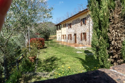 Foto Rustico in Via rimondini 77, Massa e Cozzile di 200 m² con 9 locali