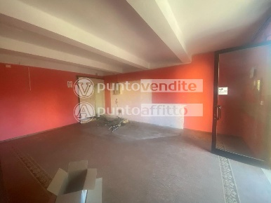 Foto Negozio a Capannori Marlia di 105 m² con 4 locali in vendita