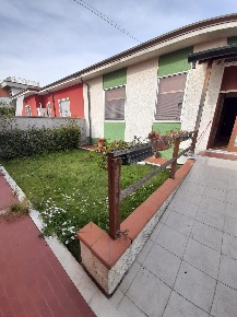 Foto Villa bifamiliare a Carrara Stadio, Sant'Antonio, Marasio di 209 m²