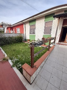 Foto Villa bifamiliare a Carrara Stadio, Sant'Antonio, Marasio di 209 m²