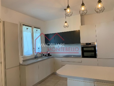 Foto Villa unifamiliare a Camaiore Lido di Camaiore di 200 m² con 9 locali