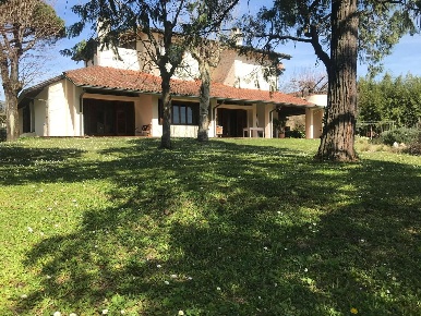 Foto Villa unifamiliare a Capannori Centro di 460 m² con 16 locali