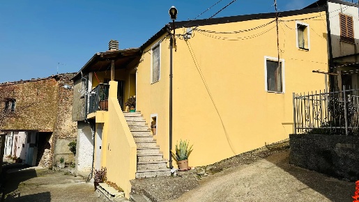 Foto Appartamento in Via Giosuè Carducci 4, Mangone Centro con 3 locali