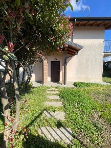 Foto Villa unifamiliare in Via Maino, Mornago Centro di 160 m² con 4 locali
