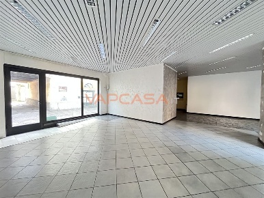 Foto Locale commerciale in VIA GIACOMO MATTEOTTI, Urgnano Centro di 100 m²