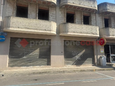 Foto Negozio in Via Salvatore Gigli 73, Manduria Centro di 1500 m²