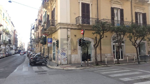 Foto Locale commerciale in Via De Rossi 134, Bari Murat di 140 m²