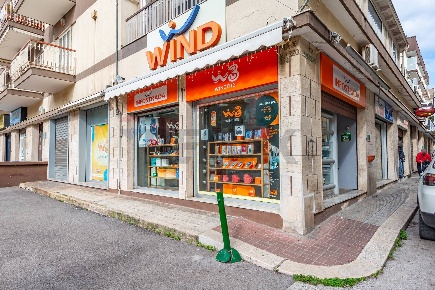 Foto Locale commerciale in Via X Marzo 128, Modugno di 170 m² con 1 locali