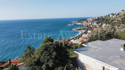 Foto Villa unifamiliare in Via Cornice dei due Golfi, Bordighera di 245 m²