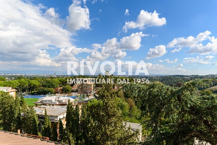 Foto Attico in Via Cassia, Roma di 365 m² con 10 locali in vendita