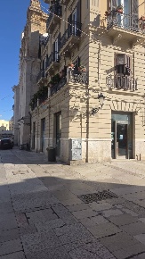 Foto Locale commerciale in Piazza Mercantile 87/90, Bari di 100 m²