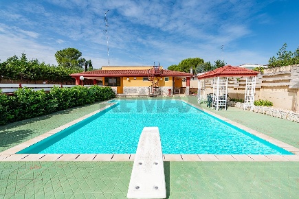 Foto Villa unifamiliare in Generale Palmiotti 41/C, Bitetto di 240 m²