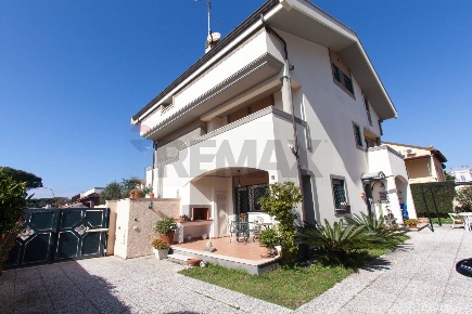 Foto Case semi ndipendenti a Anzio Santa Teresa di 161 m² con 5 locali