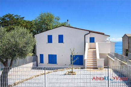 Foto Villa unifamiliare in Via Vignola, Vasto di 210 m² con 3 locali