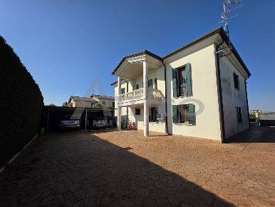 Foto Villa singola in Via Ariel Ben Gurion 298, Pincara di 310 m²