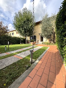 Foto Villa singola in Via di Cantagallo, Prato Villa Fiorita di 230 m²
