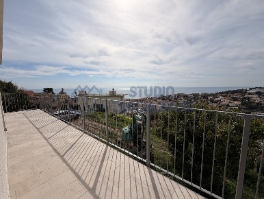 Foto Villa unifamiliare in Strada San Romolo, Sanremo Borgo di 120 m²