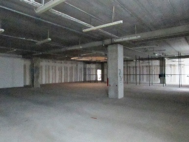 Foto Locale commerciale in VIA LUIGI EINUDI, Civitanova Marche di 991 m²