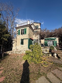 Foto Casa indipendente a Fosdinovo di 160 m² con 6 locali in vendita