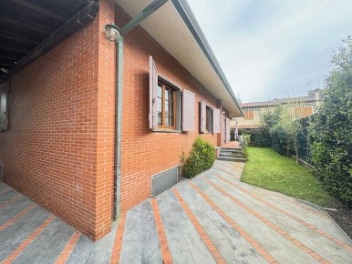 Foto Villa unifamiliare a Forte dei Marmi Centro di 220 m² con 10 locali