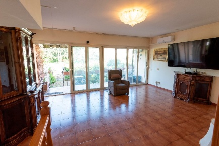 Foto Casa indipendente a Luni di 145 m² con 7 locali in vendita