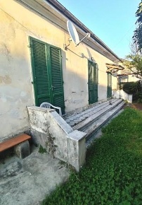 Foto Case semi ndipendenti a Massa Castagnola di 160 m² con 7 locali