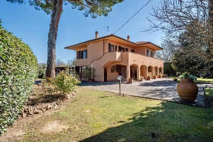 Foto Villa unifamiliare a Crespina Lorenzana di 370 m² con 11 locali