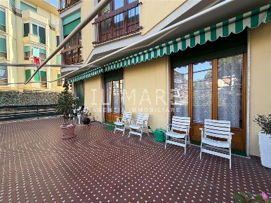 Foto Appartamento a Massa Marina di Massa Centro di 116 m² con 5 locali