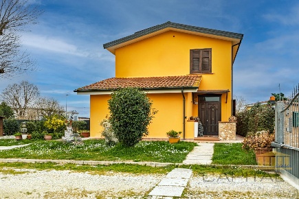 Foto Villa unifamiliare a Fucecchio Centro di 160 m² con 5 locali