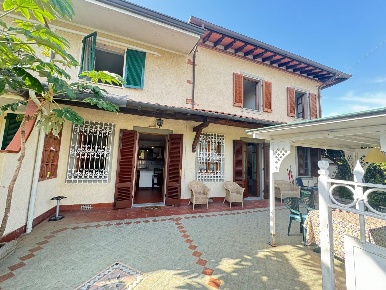 Foto Villa bifamiliare a Forte dei Marmi Centro di 80 m² con 4 locali