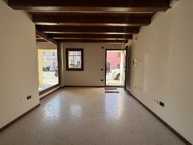 Foto Negozio in Via ALBERI SNC, Montagnana Centro di 40 m² con 2 locali
