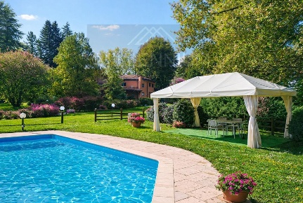 Foto Villa singola a Arona Centro di 1000 m² con 20 locali in vendita