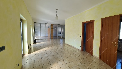Foto Ufficio in Via Milite Ignoto, Busalla Centro di 103 m² con 1 locali
