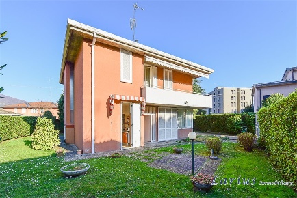 Foto Villa unifamiliare in via adua, Erba Centro di 800 m² con 5 locali