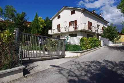 Foto Casa indipendente in Via Caduti di Via Fani, Poggio Picenze di 400 m²